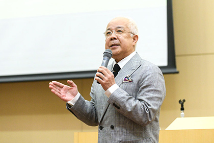 20220627経営学部60周年_専大時代の思い出を語る小堺さん