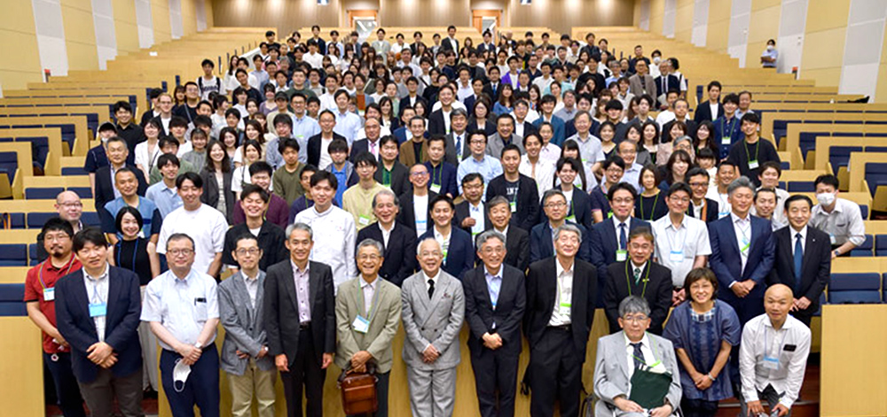 20220627経営学部60周年_-小堺さんを交えて参加者一同で記念撮影