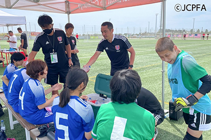 20220705CPサッカー女子-ワールドカップで銅メダル_ベンチで戦術を確認する日本チーム