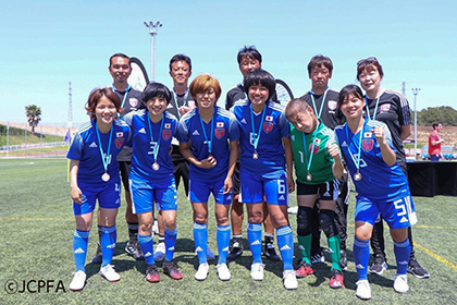 20220705CPサッカー女子-ワールドカップで銅メダル_日本チームの選手、スタッフと。後列中央が李教授