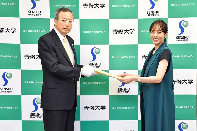 上田さん-広報アンバサダー-委嘱状交付2
