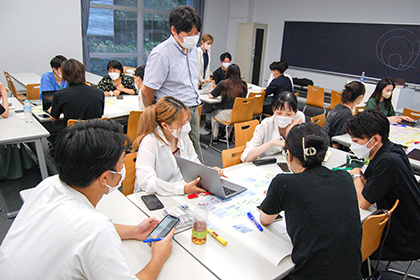20220809経営学部・青木ゼミ_学生にアドバイスする青木教授