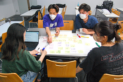 20220809経営学部・青木ゼミ_グループごとにアイデアを出し合う学生たち