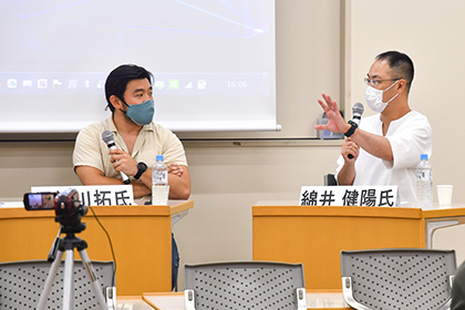 20220809ジャーナリズム学科連続講演会_ウクライナ取材いついて語る須賀川さん(左)と綿井さん