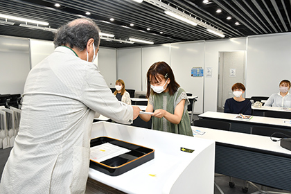 20220913寮内留学‗留学許可書を受けとる学生