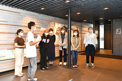 20220913寮内留学‗RA（手前の二人）が国際交流会館を案内した