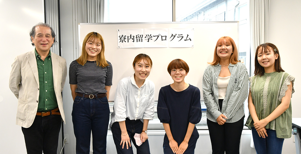 20220913寮内留学‗RPの５人と奥村国際交流センター長（左）