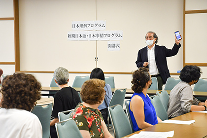 20220928秋期留学プログラム開講式_歓迎のあいさつをする奥村センター長