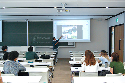 20221003異文化コミュニケーション学科　海外留学の事後研修を開催_-留学先の言語で半年間の体験を報告01