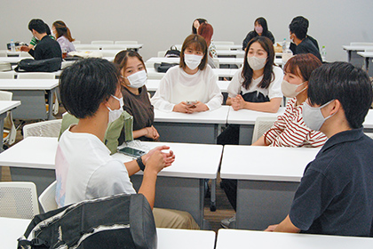 20221003異文化コミュニケーション学科　海外留学の事後研修を開催_-１、2年次生を交えてグループディスカッション01