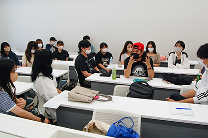 20221003異文化コミュニケーション学科　海外留学の事後研修を開催_-後輩たちにアドバイスする３年次生