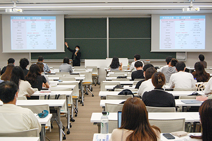 20221007神田でキャリア支援講座が始動_-講師の説明を熱心に聞く学生たち01