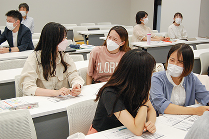 20221007神田でキャリア支援講座が始動_-学生同士、理想の働き方について話し合った