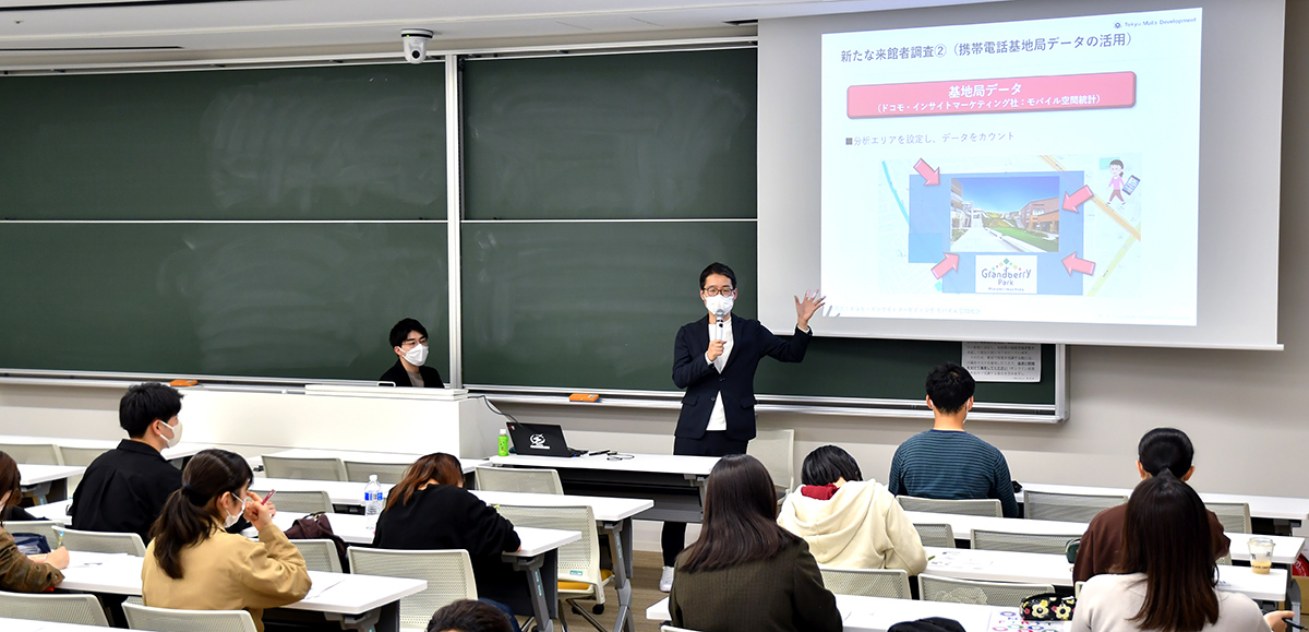 20221101寄付講座_新たな来館者調査の手法を説明する藤本さん