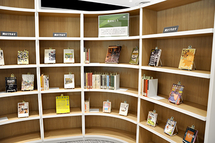 20221109図書館企画展_Knowledge-Baseのうずまき書架では国内外の書店主が本や店づくりへの思いをつづった本を展示01