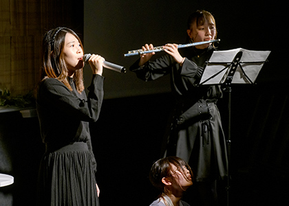 20221115文学部・小山内ゼミ 創作ミュージカルを上演_生演奏が舞台に奥行きを与えた