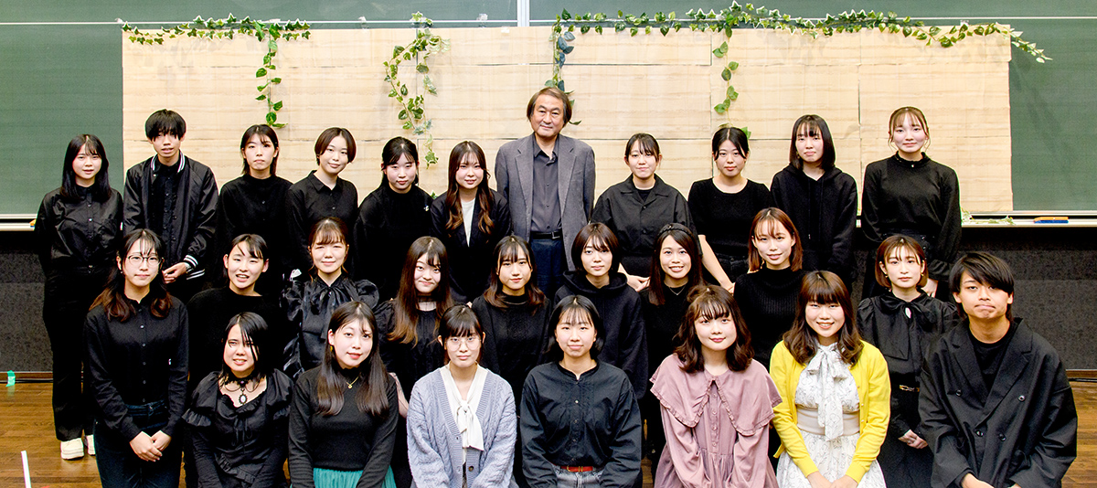 20221115文学部・小山内ゼミ 創作ミュージカルを上演_小山内教授(後列中央)とゼミ生