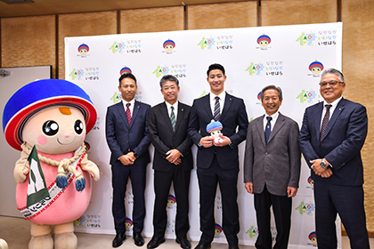 20221116指名挨拶‗齋藤監督、髙山市長、菊地さん、長谷高ヘッドコーチ、吉田バッテリーコーチ、伊勢原市イメージキャラクター「クルリン」(右から)