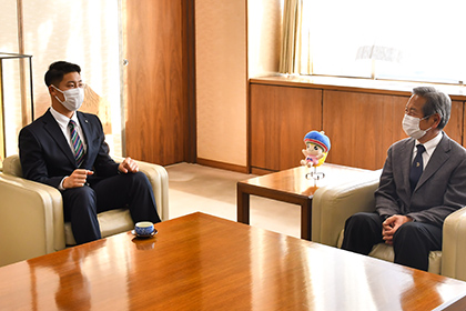 20221116指名挨拶‗髙山市長(右)に報告する菊地さん