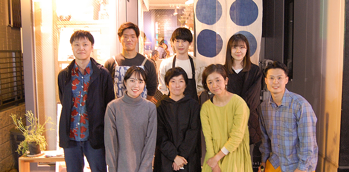 20221118【経営・森本ゼミ】「コメタビ」開催_森本教授(後列左)とゼミ生、前列右から2番目が安藤さん