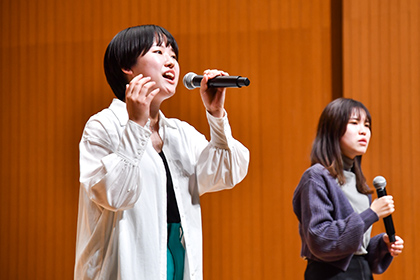 20221125多摩区3大学コンサート_見事なハーモニーを披露するEmoHillのメンバー