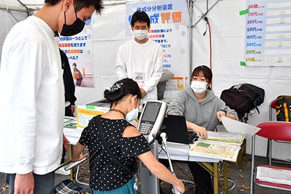 20221201ねんりんピック_体組織評価を担当する学生（奥）