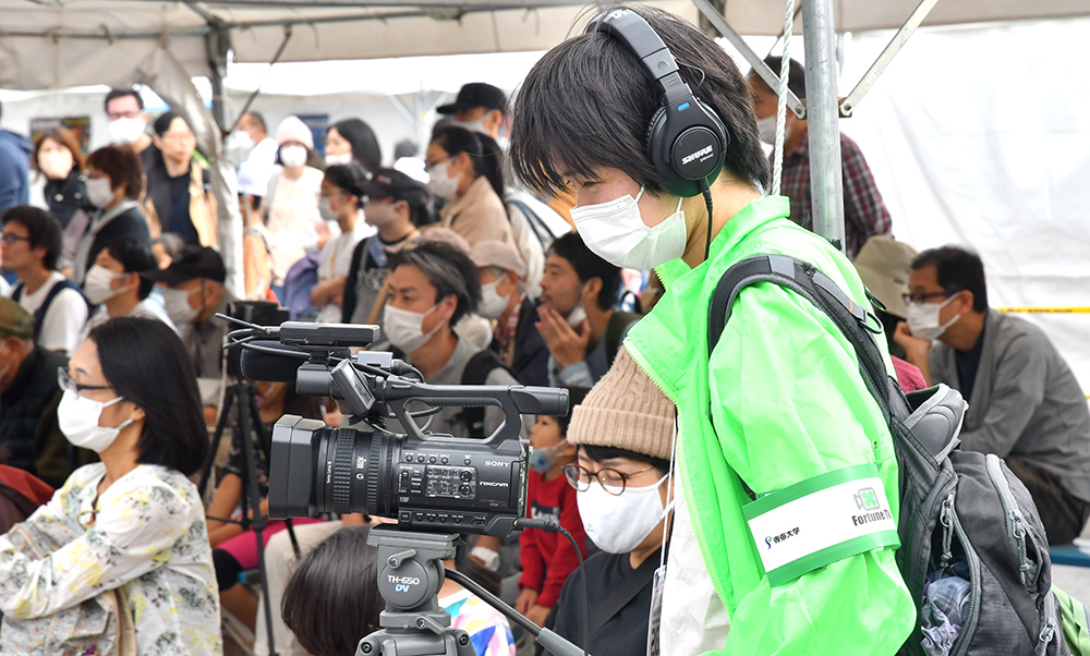 20221201ねんりんピック_イベントの様子を撮影する学生