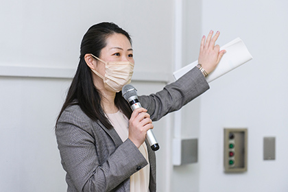 20221123教育学会_研究会で発表する武田美樹さん（平15文）