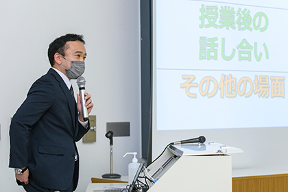 20221123教育学会_研究会で発表する長田進さん（平17法）