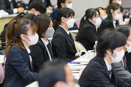 20221123教育学会_講演に耳を傾ける参加者