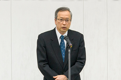 20221123教育学会_定期総会であいさつする佐々木学長