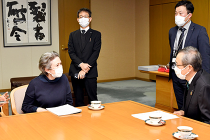 20221205ウクライナから避難、翻訳アプリも使いながら佐々木学長と懇談した