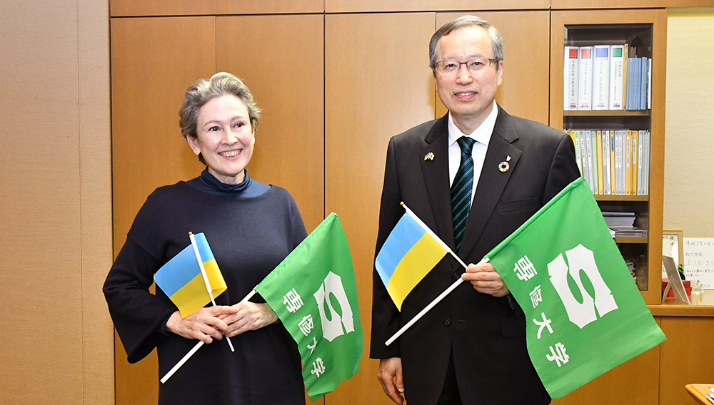20221205ウクライナから避難、本学で日本語を学ぶ_ジンチェンコさん(左)と佐々木学長