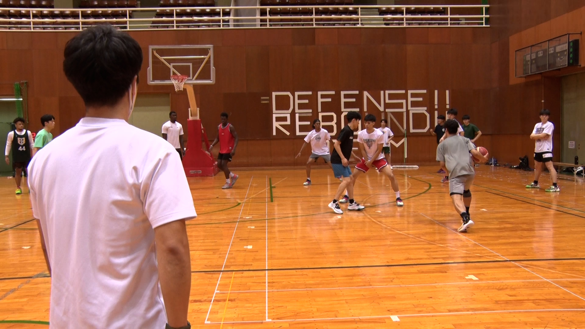 練習を見守る監督CROSSOVER_04