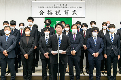 20221218合格者祝賀式_-合格者を代表してあいさつする久保さん