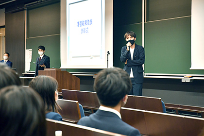 20221213ベンチャービジネスコンテスト_出場者を激励するOB・西岡さん