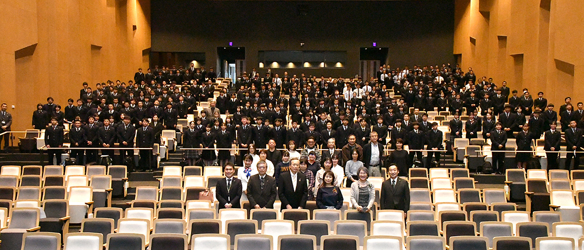 20181220社会知性フォーラム_専大玉名高校情報メディア科の生徒2人が司会を担当 20221210-玉名社会知性フォーラム_講師や大学・高校関係者と専大玉名高校生、一般の参加者と