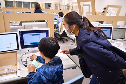 20221220情報科学研究所公開講座_-学生のサポートを受けながら作業に取り組む子どもたち02
