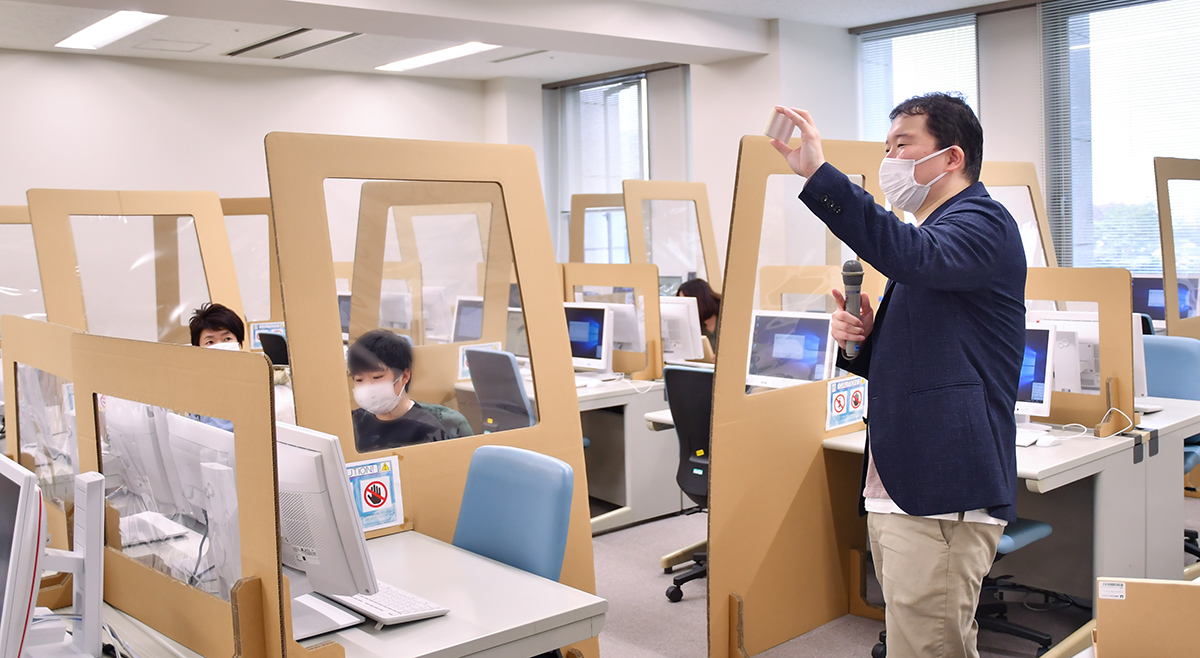 20221220情報科学研究所公開講座_-回路づくりについて説明する石井准教授