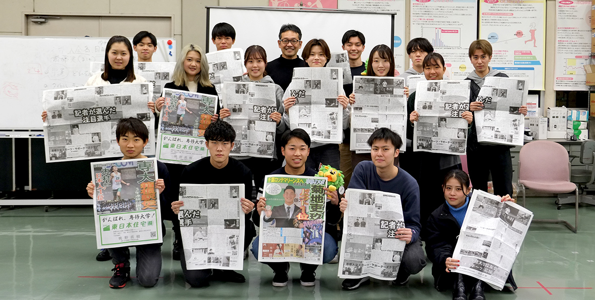 20221220専修Jスポ完成_プロジェクトメンバーと齋藤教授(後列中央)