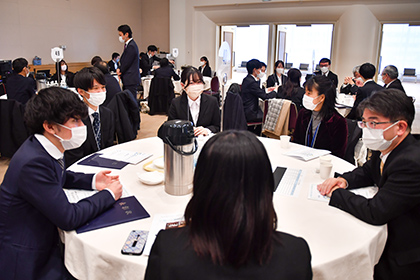 20221222SDGsチャレンジプログラム_企業の方と談笑する最優秀賞の藤田チーム
