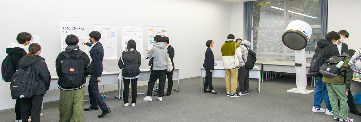 20220110ネット情報プロジェクト最終発表会_3年ぶりに対面形式で研究成果を展示・説明した