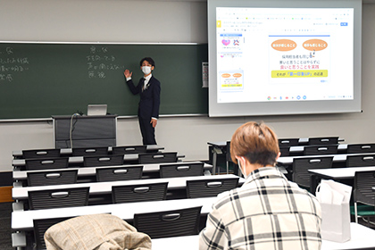 20220110みだしなみセミナー_男子就活編ではスーツの着こなし方などを学んだ