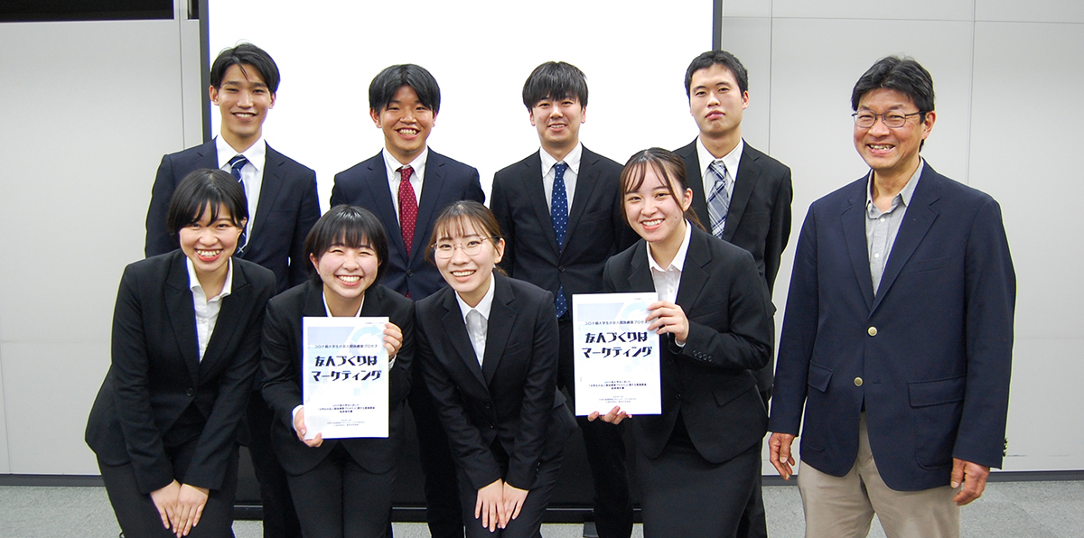 20220111経営・石崎ゼミ生大学生意識調査プロジェクトに参加_プロジェクトに参加したゼミ生と石崎教授(右)