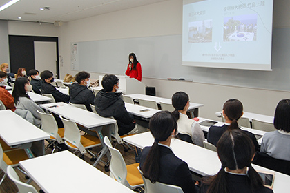 20230113高大連携_田畠ゼミ生の発表を聞く和洋九段女子高校の生徒たち(手前)