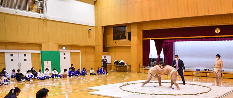 相撲部 部員同士の模範取組