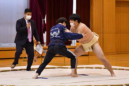 相撲部 教員との模範取組