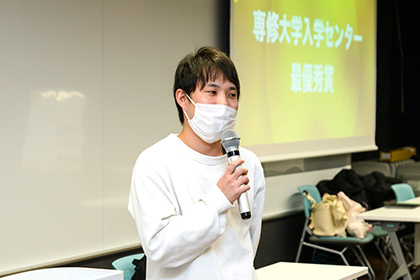 20230126ネットワーク情報学部「映像演習基礎」_入学センター最優秀賞の岡村さん