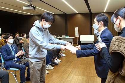 20230126ネットワーク情報学部「映像演習基礎」.川崎市多摩区長最優秀賞の手塚さん