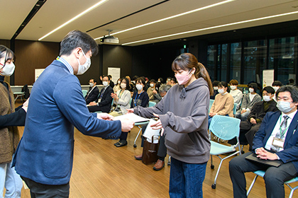 20230126ネットワーク情報学部「映像演習基礎」.広報課最優秀賞の草深さん
